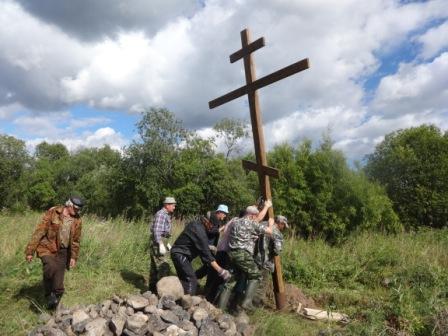 Установка поклонного креста на месте поруганного кладбища